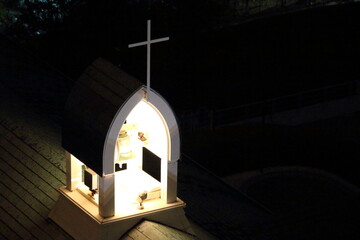 夜の教会の灯り