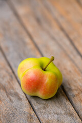 Sternapfel auf einem Holztisch