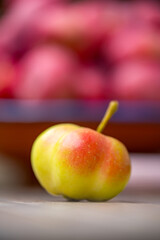 Ein Sternapfel vor einer Schale mit roten &Auml;pfeln