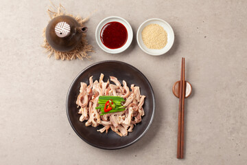 소, 닭, 생선 따위의 내장을 넣어 끓인 국
Soup made by boiling offal from beef, chicken, fish, etc.
