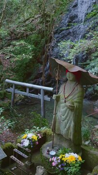 鳥居のある滝の風景と地蔵尊
岩門の滝（岐阜県関市洞戸）
