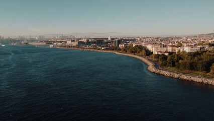 Fototapeta premium A city next to a sea side