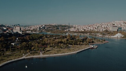 Fototapeta premium A city next to a sea side