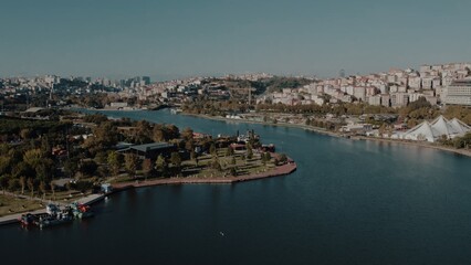 Obraz premium A city next to a sea side