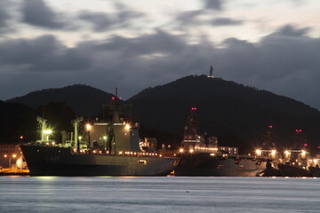 護衛艦が泊る夕暮れ © 博一 玉田