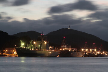 護衛艦が泊る夜景 © 博一 玉田