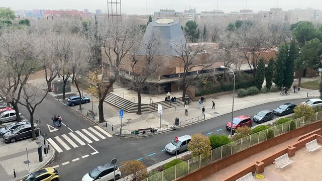 time lapse de ciudad, circulaci&oacute;n de coches y personas en la calle a velocidad r&aacute;pida de movimiento acelerado