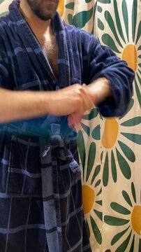 Aceite en piel de manos y brazos despu&eacute;s de la ducha para hidrataci&oacute;n y cuidado