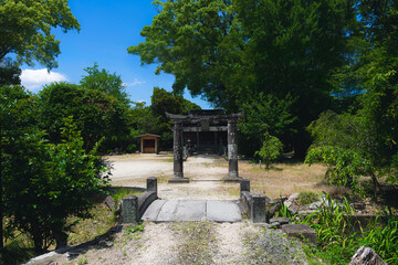 [Photo] Rural Shinto Shrine in Summer Forest Japan