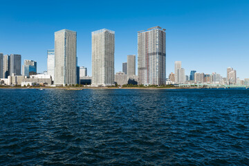 Obraz premium 冬の青空と豊洲から見た晴海 晴海運河 東京都江東区豊洲