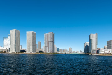 Obraz premium 冬の青空と豊洲から見た晴海 晴海運河 東京都江東区豊洲