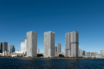 Obraz premium 冬の青空と豊洲から見た晴海 晴海運河 東京都江東区豊洲