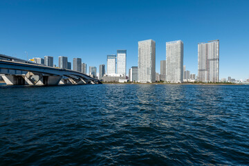 Obraz premium 冬の青空と豊洲から見た晴海 晴海運河 東京都江東区豊洲