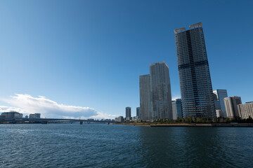 Fototapeta premium 冬の青空と豊洲から見た晴海 晴海運河 東京都江東区豊洲