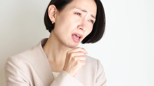 咳をする女性