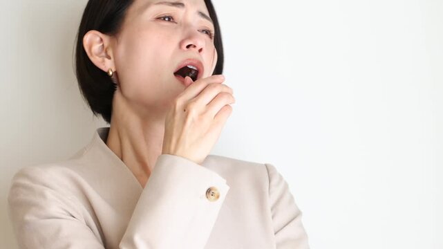咳をする女性
