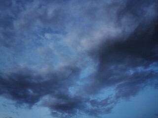 Obraz premium Calm blue evening sky with scattered clouds, soft light and peaceful atmosphere, ideal for nature background, weather, freedom, and minimalist design concepts.