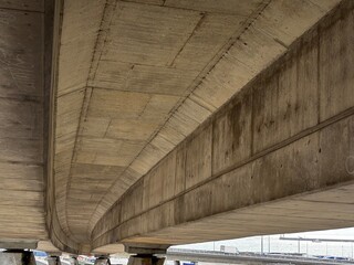 Unterseite einer Br&uuml;cke aus Beton