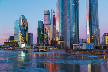 Obraz premium High-rise buildings of the Moscow City business center on the banks of the Moskva River at dawn.