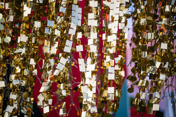 Obraz premium Golden reflective hanging decorations with festive lights