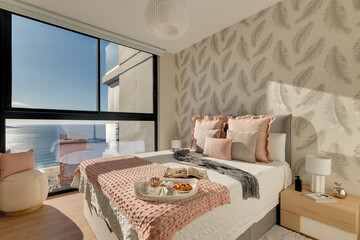 Nowoczesna, jasna sypialnia z widokiem na morze i pastelowymi dodatkami © Kuba Petrymusz