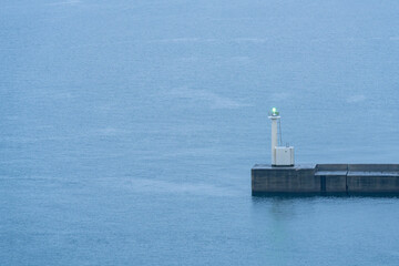 海に浮かぶ灯台