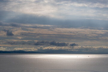 冬の朝、海を眺める