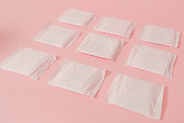 Flat layout of sanitary napkins on pink background. Menstruation cycle, feminine hygiene and protection © Antonio