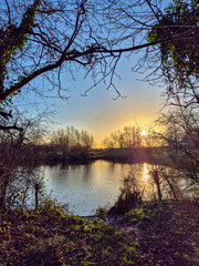 Obraz premium A beautiful sunrise over the waters of Iremongers Pond in Nottingham, UK.