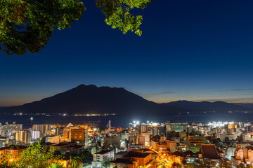 夜明けを迎える桜島