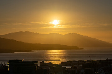 朝陽に染まる海