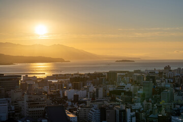 朝日に照らされる鹿児島市内