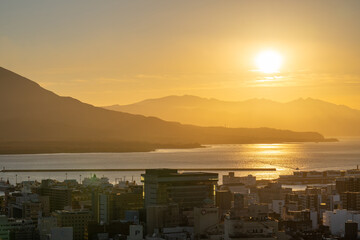 朝日に照らされる鹿児島市内