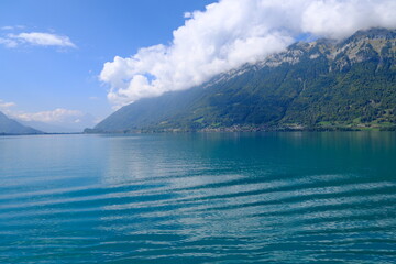 Obraz premium rippling water on Lake Brienz with Alpine mountains