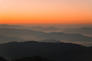Obraz premium sunrise in the mountains of nepal in everest region 