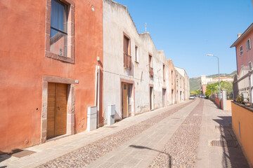 Fototapeta premium Sunlit empty street, Bosa, Italien