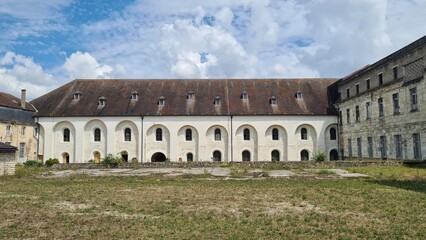 Le bâtiment des convers, ultime vestige de l'abbaye médiévale de Clairvaux