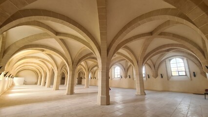 Obraz premium Belle vue panoramique du réfectoire/cellier du bâtiment des Convers de l'abbaye de Clairvaux (Champagne, France)