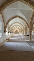 Fototapeta premium Les magnifiques voûtes rénovées du dortoir du bâtiment des Convers de l'abbaye de Clairvaux (Champagne, France)