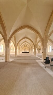 Belle vue panoramique du dortoir du b&acirc;timent des Convers de l'abbaye de Clairvaux (Champagne, France)