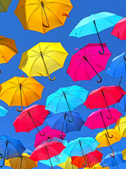 D&eacute;coration de parapluies multicolores suspendus