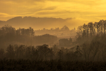 Jesienny, mglisty zach&oacute;d słońca, tapeta.
