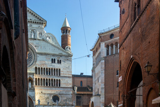 Cathedral and Baptistery of Cremona from via dei Gonfalonieri. Cattedrale di Santa Maria Assunta e Battistero da via dei Gonfalonieri.
