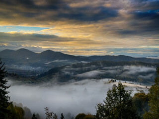 Obraz premium Sunny Autumn Carpathians with Puffy White During The Sunset