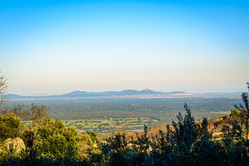 Obraz premium Montanchez Sierra overlooking green valley