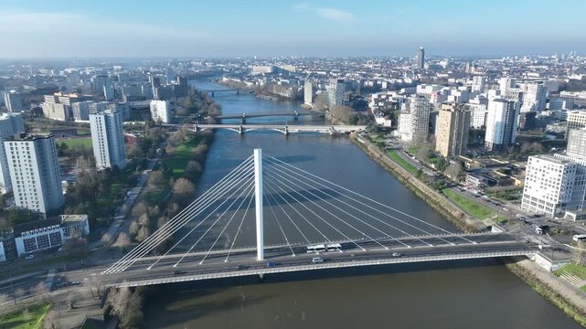 La Loire et le centre ville de Nantes, pont Eric Tabarly et quartier Malakoff