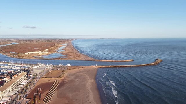 Valras plage et l'embouchure de l'Orb dans l'H&eacute;rault en Occitanie (France)
