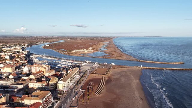 Valras plage et l'embouchure de l'Orb dans l'H&eacute;rault en Occitanie (France)