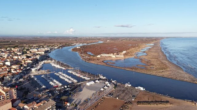 Valras plage et l'embouchure de l'Orb dans l'H&eacute;rault en Occitanie (France)