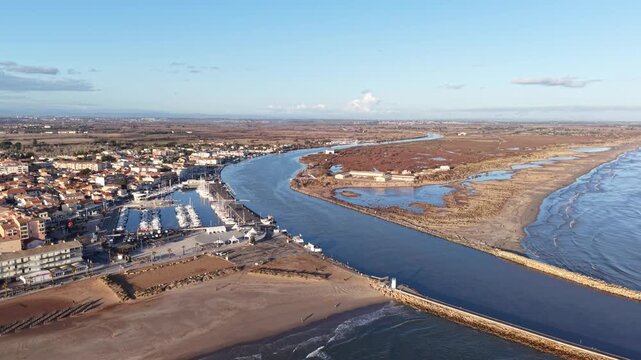 Valras plage et l'embouchure de l'Orb dans l'H&eacute;rault en Occitanie (France)
